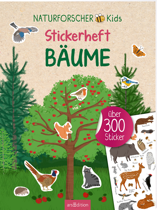 Das Cover zeigt in der Mitte einen Apfelbaum mit verschiedenen Vögeln und Tieren, die darauf sitzen und darunter stehen. Der Hintergrund ist mit grünen Tannen und einer hellen, naturfarbenen Textur gestaltet. Die Hauptüberschrift „Stickerheft BÄUME“ ist in großen, kindgerechten Buchstaben in Grün aufgebracht. Oben links steht der Schriftzug „NATURFORSCHER Kids“. Ein roter Kreis mit dem Text „über 300 Sticker“ steht neben dem abgebildeten Stickerbogen. Ganz unten mittig steht...