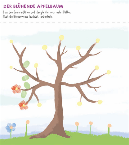 Gezeigt wird eine Innen- oder Zusatzansicht von „Meine allerersten Fingerstempel Frühling“. Abgebildet ist ein blühender Apfelbaum mit einem braunen Stamm und dünnen Ästen, die mit gelben Blüten und grünen Blättern geschmückt sind. Im Vordergrund sind bunte Blumen zu sehen, die in sanften Farben wie Blau und Gelb gehalten sind. Der Hintergrund zeigt einen hellen, blauen Himmel mit sanften Farbverläufen. Die Schriftart des Textes ist verspielt und kindgerecht, in lila gehalten.