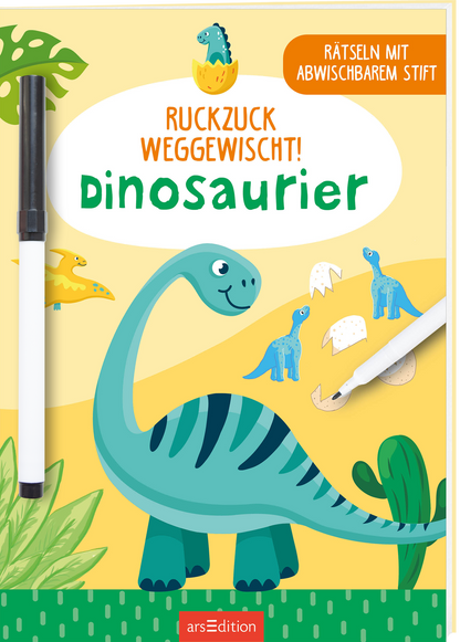 Das Buchcover zeigt einen spielerischen, hellen Hintergrund in gelb-orangen Farben. Im Vordergrund steht ein großer, freundlicher Dinosaurier in verschiedenen Grüntönen mit charakteristischer Streifenbildung. Um ihn herum sind kleinere, niedliche Dinosaurier in Blau und Gelb abgebildet. Der Titel „Ruckzuck Weggewischt! Dinosaurier“ ist in einer kindgerechten, weißen Schriftart gestaltet und hebt sich klar vom Hintergrund ab. Oben rechts befindet sich ein Hinweis „Rätseln mit...