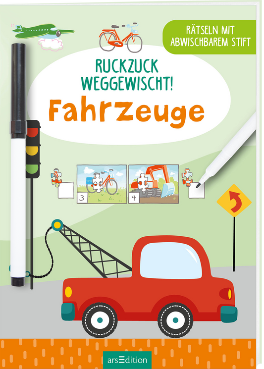 Das Buchcover zeigt einen bunten, illustrativen Stil mit einem roten Fahrzeug, das vor einer hellen, freundlichen Hintergrundlandschaft platziert ist. Über dem Auto werden Rätselaufgaben gezeigt. Die zentrale Überschrift „Ruckzuck weggewischt! Fahrzeuge“ ist in großer, grüner und orangefarbener Schrift gehalten. In der oberen rechten Ecke befindet sich ein Kästchen mit dem Text „Rätseln mit abwischbarem Stift“, auf der linken Seite ist der Stift abgebildet. Ganz unten mittig...