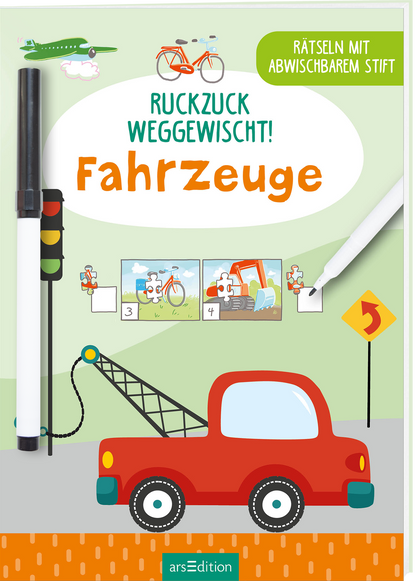 Das Buchcover zeigt einen bunten, illustrativen Stil mit einem roten Spielzeugauto, das vor einer hellen, freundlichen Hintergrundlandschaft platziert ist. Über dem Auto schwebt eine grüne Verkehrstafel und ein brauner Kran ist im Hintergrund sichtbar. Die zentrale Überschrift „Ruckzuck weggewascht! Fahrzeuge“ ist in großer, orangefarbener Schrift gehalten. In der oberen rechten Ecke befindet sich ein Kästchen mit dem Text „Rätseln mit abwischbarem Stift“. Ganz unten mittig steht...