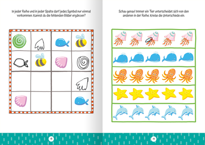 Auf der Innenseite des Buches „Ruckzuck weggewischt! Zoo“ sind zwei Seiten abgebildet. Links befindet sich ein Spielgitter mit bunten Illustrationen, darunter eine Schnecke, Fische, Bienen und Muscheln, umgeben von einem orange-weißen Rand. Rechts zeigt eine Reihe von Bildern Wasserlebewesen: Quallen, Wale, Oktopusse, Seesterne und Delfine, die in verschiedenen Farben, wie Blau und Gelb, gestaltet sind. Oberhalb der Bilder steht eine Anleitung. Der Hintergrund ist türkis mit Punkte-Muster.