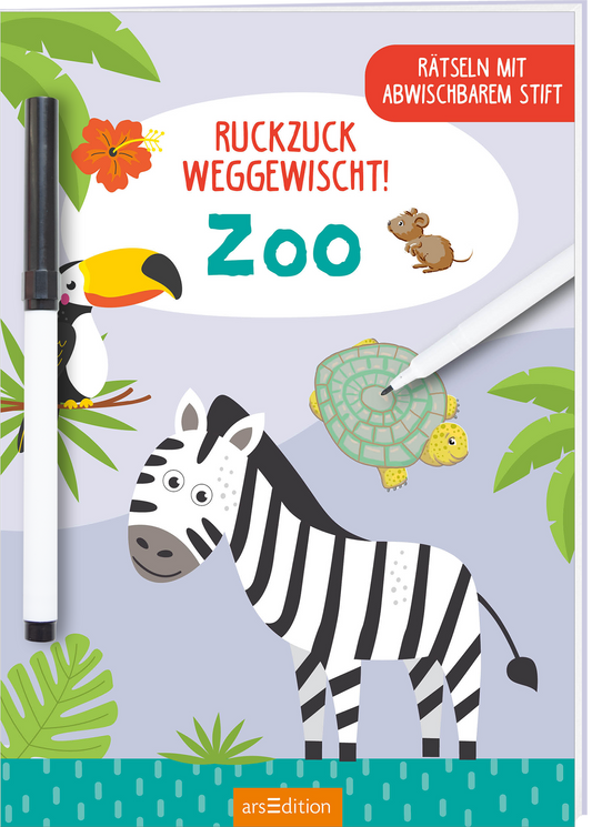 Das Cover zeigt eine bunte, kindgerechte Illustration mit einem Zebra im Vordergrund, umgeben von einer grünen Pflanzenwelt. Oben links sitzt ein farbenfroher Tukan und rechts ist ein Schildkrötenmotiv zu sehen. Der Titel „Ruckzuck weggewischt! Zoo“ ist in großen, bunten Buchstaben in der Mitte platziert. Darüber steht der Hinweis „Rätseln mit abwischbarem Stift“. Ganz unten mittig steht der Logoschriftzug von arsEdition.