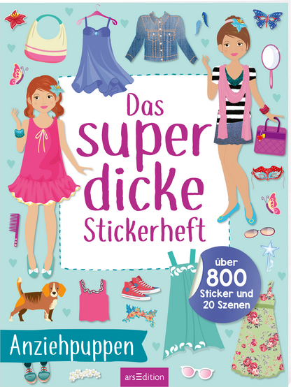 Auf dem hellblauen Cover sind zwei stilisierte Mädchen abgebildet, die jeweils modische Outfits tragen. Links steht ein Mädchen in pinkem Kleid, rechts ein weiteres in einem gestreiften Top mit einer pinken Handtasche. Um die Figuren herum sind zahlreiche Sticker wie Kleider, Accessoires und ein Hund angeordnet. Der Titel „Das super dicke Stickerheft“ erscheint in großen, farbenfrohen Buchstaben oberhalb der Figuren. Unten steht der Hinweis „über 800 Sticker und 20 Szenen“. Ganz...