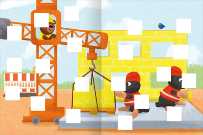 Gezeigt wird eine Innen- oder Zusatzansicht von „Meine Puzzle-Sticker – Baustelle“. Die Illustration zeigt eine bunte Baustelle mit einem orangefarbenen Kran, in dem ein lächelnder Bär sitzt. Zwei Schwarzbären in roten Helmen und orangefarbenen Westen tragen Baustellenmaterial. Im Hintergrund ist ein gelbes Gebäude und ein blauer Himmel mit einem kleinen Vogel zu sehen. Die Farben sind lebhaft und freundlich, die typografischen Elemente sind nicht erkennbar.