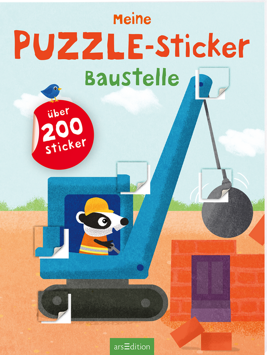 Das Buchcover zeigt eine fröhliche Baustelle mit einem großen, blauen Bagger, der einen schweren Stein hebt. In der Kabine sitzt ein niedlicher, gestreifter Waschbär in orange-gestreiftem Shirt und gelber Bauarbeiterkappe. Der Hintergrund ist hellblau mit weißen Wolken und grünen Wiesen. Der Titel „Meine PUZZLE-Sticker Baustelle“ ist in großen, rot-orangefarbenen Buchstaben oben platziert. Ein roter Button mit dem Text „über 200 Sticker“ befindet sich oben links. Ganz unten...