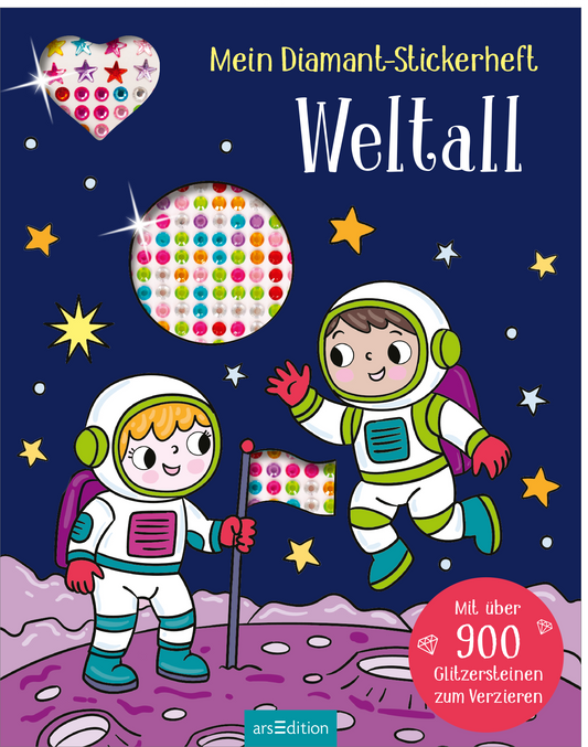 Das Buchcover zeigt einen dunkelblauen Hintergrund mit einem Sternenhimmel. In der Mitte stehen zwei fröhliche Kinder in Astronautenanzügen, die eine Flagge halten. Das Mädchen hat einen pinken Anzug und der Junge trägt einen grünen Anzug. Über ihnen sind bunte Glitzersteine dargestellt, die eine runde Form bilden. Der Titel „Mein Diamant-Stickerheft“ steht in verspielter, geschwungener Schrift, während „Weltall“ in größerer Schrift darüber prangt. Links oben erscheint ein...