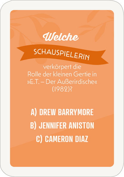 Gezeigt wird eine Innen- oder Zusatzansicht von „Das ultimative Ruhestand-Quiz“. Die Karte hat einen sanften orangefarbenen Hintergrund, der eine entspannte Atmosphäre schafft. Oben steht in verspielter Schrift „Welche Schauspielerin“, gefolgt von einem abgerundeten Banner in einem dunkleren Orange, das den Text „verkleidet die Rolle der kleinen Gertie in ›E.T. – Der Außerirdische‹ (1982)?“ hervorhebt. Darunter sind die Antwortmöglichkeiten A) DREW BARRYMORE, B) JENNIFER...