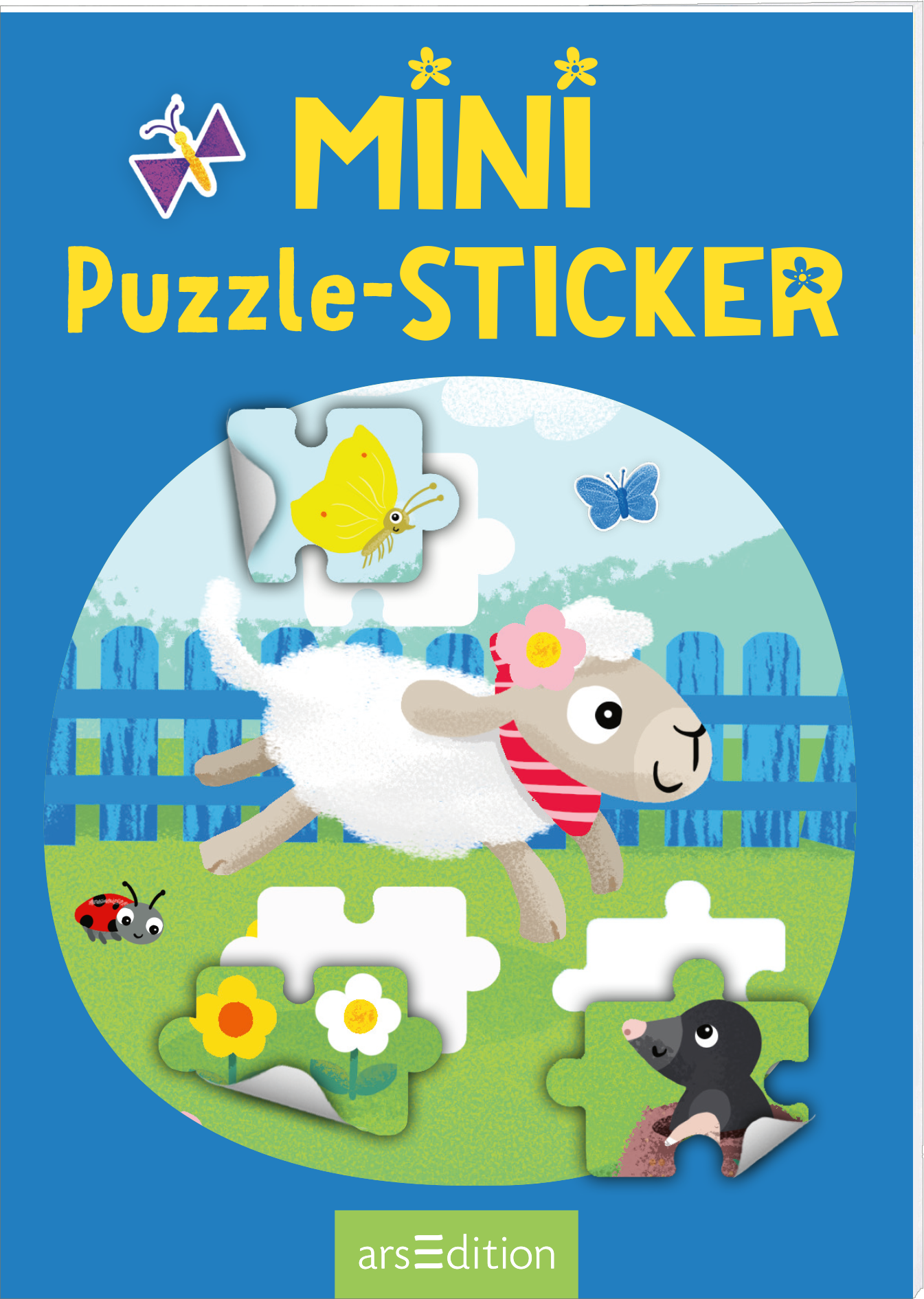 Das Cover zeigt einen blauen Hintergrund mit dem Titel „MINI Puzzle-STICKER“ in großen, gelben Buchstaben. Darunter ist ein niedliches, weißes Schaf mit rotem Halstuch zu sehen, das fröhlich läuft. Links ist ein Teil eines Puzzles mit farbenfrohen Motiven, darunter ein Schmetterling und eine Blume, abgebildet. Kleine Insekten, wie ein Marienkäfer, ergänzen die Szene. Ganz unten mittig steht der Logoschriftzug von arsEdition.