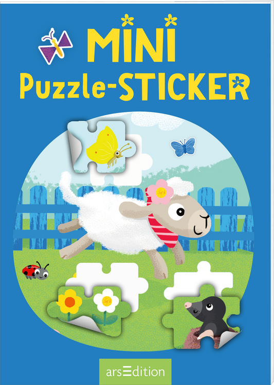 Das Cover zeigt einen blauen Hintergrund mit dem Titel „MINI Puzzle-STICKER“ in großen, gelben Buchstaben. Darunter ist ein niedliches, weißes Schaf mit rotem Halstuch zu sehen, das fröhlich läuft. Links ist ein Teil eines Puzzles mit farbenfrohen Motiven, darunter ein Schmetterling und eine Blume, abgebildet. Kleine Insekten, wie ein Marienkäfer, ergänzen die Szene. Ganz unten mittig steht der Logoschriftzug von arsEdition.