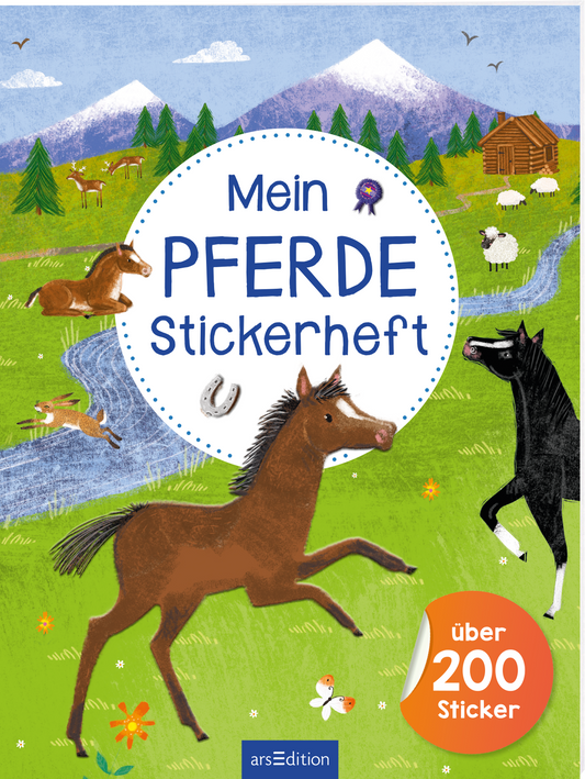 Das Buchcover zeigt eine lebendige, farbenfrohe Landschaft mit grünen Wiesen und einem blauen Fluss. Im Vordergrund springt ein braunes Pferd, während weitere Pferde und Tiere verteilt über die Bühne zu sehen sind. In der Mitte steht der Titel „Mein PFERDE Stickerheft“ in kräftiger, verspielter Schrift. Oben ist eine violette Auszeichnung angebracht. Unten rechts prangt ein oranger Button mit dem Text „über 200 Sticker“. Ganz unten mittig steht der Logoschriftzug von arsEdition.
