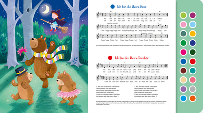 Gezeigt wird eine Innen- oder Zusatzansicht von „Sing mit! Tanzlieder“. Auf der linken Seite der Seite ist eine farbenfrohe Illustration zu sehen, die eine kleine Hexe auf einem Besen zeigt, die über einen tanzenden Bären mit einem bunten Schal und zwei weiteren, tanzenden Bären schwebt. Die rechte Seite enthält Notenblätter mit den Titeln „Ich bin die kleine Hexe“ in blauer Schrift und „Ich bin der kleine Tanzbär“ in roter Schrift. Der Hintergrund ist nächtlich mit Bäumen...