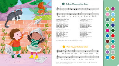 Gezeigt wird eine Innen- oder Zusatzansicht von „Sing mit! Tanzlieder“. Die Illustration zeigt zwei fröhliche Kinder, ein Mädchen mit einer bunten Tüllröcke und ein Junge mit einem gestreiften T-Shirt, die zusammen auf einer Mauer stehen. Hinter ihnen sind ein Kätzchen und ein Eichhörnchen zu sehen. Rechts befindet sich eine Notenleiste für die Lieder „Auf der Mauer, auf der Lauer“ und „Mein Hut, der hat drei Ecken“, umrahmt von hellen, freundlichen Farben. Die Schrift ist...