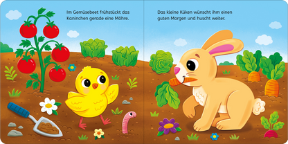 Gezeigt wird eine Innen- oder Zusatzansicht von „Hallo, kleines Küken!“. Die Illustration zeigt eine bunte Szene im Gemüsebeet. Links frisst ein gelbes Küken mit großen, runden Augen eine Möhre, neben ihm wachsen rote Tomaten und grüne Pflanzen. Ein freundlicher, brauner Hase liegt rechts und blickt auf das Küken, während eine Pflanze und eine Erde mit Regenwürmern das Bild ergänzen. Die Farben sind lebhaft und die Typografie ist kindgerecht gestaltet.