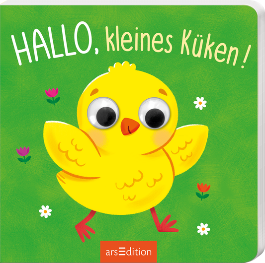 Das Buchcover zeigt ein fröhliches, gelbes Küken mit großen, auffälligen Augen auf einem einladenden, grünen Hintergrund. Der Titel „HALLO, kleines Küken!“ ist in verspielter, weißer Schrift oben auf dem Cover platziert. Abgerundet wird das Bild durch kleine, bunte Blumen, die im Vordergrund sprießen. Ganz unten mittig steht der Logoschriftzug von arsEdition.