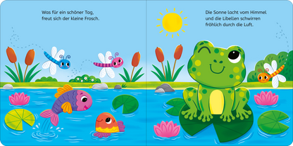 Gezeigt wird eine Innen- oder Zusatzansicht von „Kuckuck, kleiner Frosch!“. Auf der Doppelseite sind ein fröhlicher, grüner Frosch sowie bunte Fische in einem blauen Gewässer zu sehen. Rote und gelbe Libellen fliegen umher, während rote und pinke Seerosen im Wasser treiben. Im Hintergrund strahlt eine gelbe Sonne am Himmel und grüne Pflanzenrahmen das Bild ein. Die Schrift ist kindgerecht und farbenfroh gestaltet, passend zum verspielten Layout.
