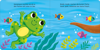 Gezeigt wird eine Innen- oder Zusatzansicht von „Kuckuck, kleiner Frosch!“. Auf der Seite ist ein fröhlicher, grüner Frosch mit gelben Flecken abgebildet, der im Wasser schwimmt. Um ihn herum sind bunte Fische in Gelb, Rot und Pink sowie Pflanzen in verschiedenen Grüntönen und Wasserblasen zu sehen. Die hellblaue Wasseroberfläche schafft eine freundliche, einladende Atmosphäre. Die Texte sind in einer verspielten, gut lesbaren Schriftart gehalten.
