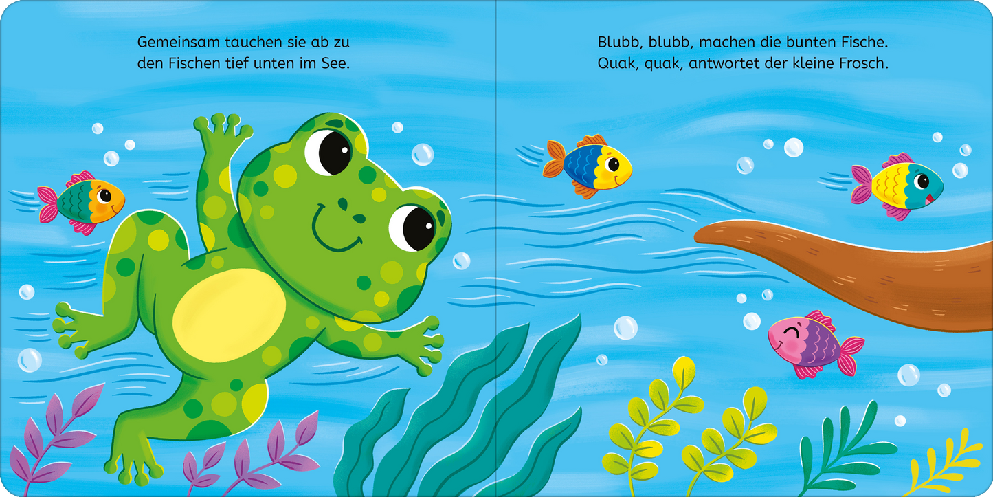 Gezeigt wird eine Innen- oder Zusatzansicht von „Kuckuck, kleiner Frosch!“. Auf der Seite ist ein fröhlicher, grüner Frosch mit gelben Flecken abgebildet, der im Wasser schwimmt. Um ihn herum sind bunte Fische in Gelb, Rot und Pink sowie Pflanzen in verschiedenen Grüntönen und Wasserblasen zu sehen. Die hellblaue Wasseroberfläche schafft eine freundliche, einladende Atmosphäre. Die Texte sind in einer verspielten, gut lesbaren Schriftart gehalten.