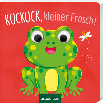 Auf dem Cover mit rotem Hintergrund sitzt ein fröhlicher, grüner Frosch mit großen, runden Augen und gelben Punkten. Über ihm steht in verspielter, weißer Schrift der Titel „KUCUK, kleiner Frosch!“. Neben dem Frosch fliegt eine kleine, weiße Libelle. Die Atmosphäre ist kindlich und einladend. Ganz unten mittig steht der Logoschriftzug von arsEdition.
