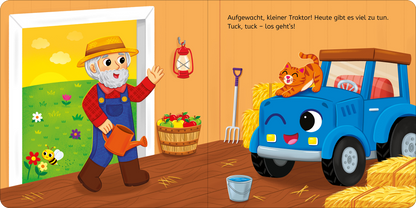 Gezeigt wird eine Innen- oder Zusatzansicht von „Los geht’s, kleiner Traktor!“. Die Illustration zeigt einen fröhlichen, älteren Mann in blauer Latzhose und mit einem Strohhut, der eine Gießkanne in der Hand hält. Neben ihm sitzt eine orangefarbene Katze auf einem blauen Traktor. Im Hintergrund ist eine offene Tür mit grüner Wiese und Obstkörben sichtbar. Gelbe Heuballen sowie eine Gabel ergänzen die ländliche Szenerie, die in freundlichen, bunten Farben gehalten ist.