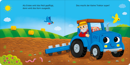 Gezeigt wird eine Innen- oder Zusatzansicht von „Los geht’s, kleiner Traktor!“. Die Illustration zeigt einen fröhlichen, blau-lackierten Traktor mit großen, lächelnden Augen. Auf dem Traktor sitzt ein älterer Mann mit einem gelben Hut und rotem Oberteil. Im Hintergrund sind grüne Felder, gelbe Heuballen und ein sonniger Himmel mit vereinzelten Wolken sowie bunten Vögeln dargestellt. Die Schrift ist in einer kindgerechten, bunten Typografie gehalten und vermittelt eine freundliche...
