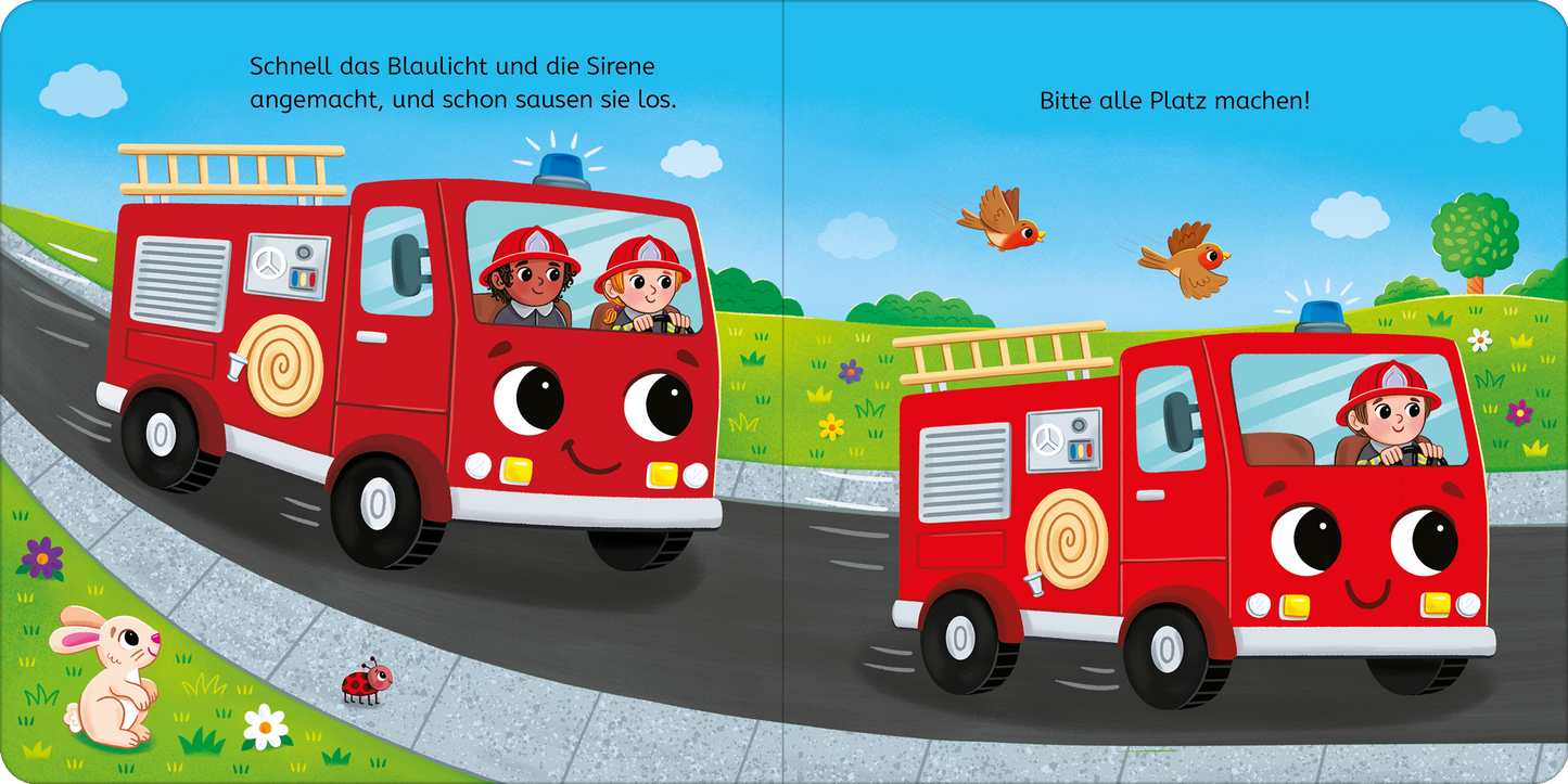 Gezeigt wird eine Innen- oder Zusatzansicht von „Tatütata, kleine Feuerwehr!“. Die doppelseitige Illustration zeigt ein fröhliches, rotes Feuerwehrfahrzeug auf einer Straße. Im Fahrzeug sitzen zwei Kinder mit roten Mützen, die begeistert in die Landschaft blicken. Umgeben ist die Szene von grünen Wiesen, bunten Blumen und einem blauen Himmel. Der Text in kindgerechter, klarer Typografie lädt zum Mitmachen ein. Die Farben sind lebhaft und ansprechend gestaltet.