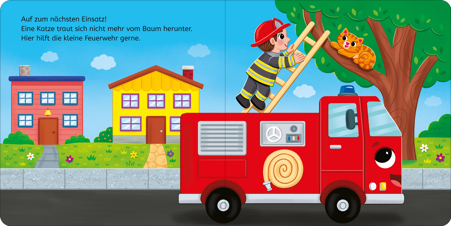 Gezeigt wird eine Innen- oder Zusatzansicht von „Tatütata, kleine Feuerwehr!“. Im Fokus steht ein leuchtend rotes Feuerwehrfahrzeug mit einem fröhlichen Gesicht, das am Straßenrand parkt. Ein Feuerwehrmann in einem farbenfrohen, gestreiften Outfit und Helm nutzt eine Leiter, um eine orangefarbene Katze von einem Baum zu retten. Im Hintergrund sind bunte Häuser und ein klarer, blauer Himmel zu sehen. Die Schrift ist verspielt und kindgerecht.