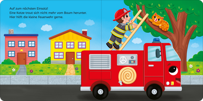 Gezeigt wird eine Innen- oder Zusatzansicht von „Tatütata, kleine Feuerwehr!“. Im Fokus steht ein leuchtend rotes Feuerwehrfahrzeug mit einem fröhlichen Gesicht, das am Straßenrand parkt. Ein Feuerwehrmann in einem farbenfrohen, gestreiften Outfit und Helm nutzt eine Leiter, um eine orangefarbene Katze von einem Baum zu retten. Im Hintergrund sind bunte Häuser und ein klarer, blauer Himmel zu sehen. Die Schrift ist verspielt und kindgerecht.