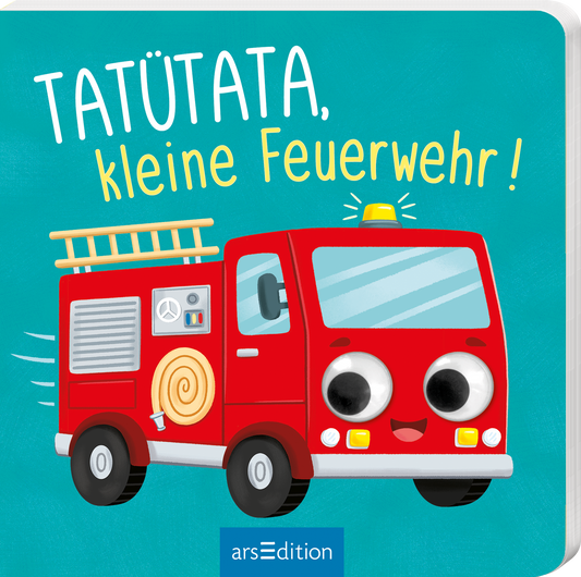 Das Buchcover zeigt ein fröhliches, cartoonhaftes rotes Feuerwehrauto mit großen, lächelnden Augen und einer Gleitschiene auf dem Dach. Der Hintergrund ist in einem sanften Türkis gehalten, was eine einladende Atmosphäre schafft. Oben steht in verspielter gelber Schrift „TATÜTATA, kleine Feuerwehr !“. Ganz unten mittig steht der Logoschriftzug von arsEdition.