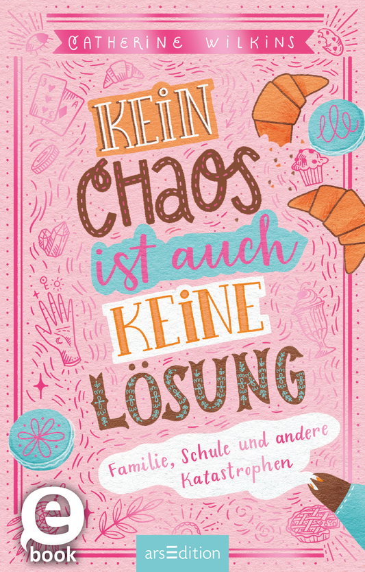 Das Buchcover zeigt einen lebhaften, pinken Hintergrund mit handgezeichneten Illustrationen von Lebensmitteln und Schulutensilien. Der Titel „KEIN CHAOS ist auch KEINE LÖSUNG“ ist in einer bunten, verspielten Typografie gestaltet, wobei „CHAOS“ in dunklerem Braun und der Rest in hellen Farben hervorgehoben ist. Darunter steht der Untertitel „Familie, Schule und andere Katastrophen“ in schlichterer Schrift. Oben ist der Name der Autorin Catherine Wilkins in einer klaren Schrift...