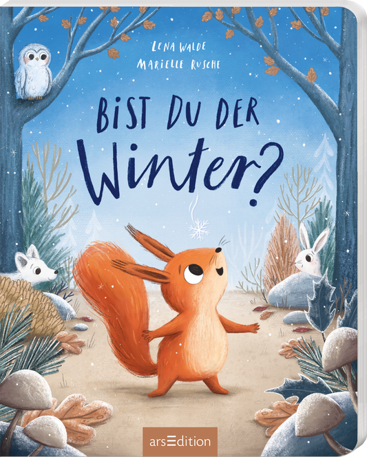 Das Buchcover zeigt einen winterlichen Wald im sanften Blau des Himmels. Im Vordergrund steht ein neugieriges Eichhörnchen mit auffälligem, rotbraunem Fell. Um das Eichhörnchen herum sind mehrere Tiere, darunter ein Uhu, ein weißer Fuchs und ein kleiner Hase, dargestellt. Die Titelzeile „Bist du der Winter?“ ist in großen, verspielten Buchstaben geschrieben. Oben links sind die Autorennamen, Lena Walde und Marielle Rusche, platziert. Ganz unten mittig steht der Logoschriftzug von...