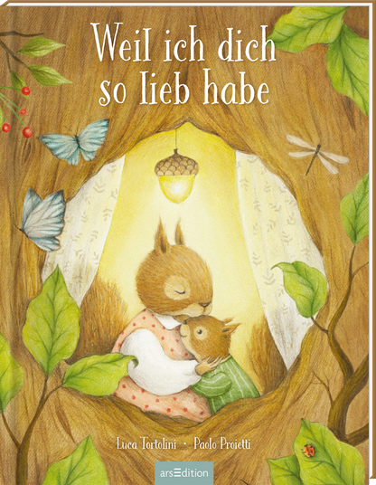 Das Buchcover zeigt eine zärtliche Szene zwischen zwei Tierfiguren, einer Mutterfigur mit braunem Fell und einem kleinen, helleren Tier. Sie umarmen sich in einer gemütlichen Nische, umgeben von weichen Blättern und zarten, blauen Schmetterlingen. Der Hintergrund strahlt in sanften Erdtönen und Gold, was eine liebevolle Atmosphäre vermittelt. Der Titel „Weil ich dich so lieb habe“ ist in elegant geschwungener, hellbeiger Schrift oben platziert. Ganz unten mittig steht der...