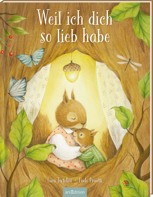 Das Buchcover zeigt eine zärtliche Szene zwischen zwei Tierfiguren, einer Mutterfigur mit braunem Fell und einem kleinen, helleren Tier. Sie umarmen sich in einer gemütlichen Nische, umgeben von weichen Blättern und zarten, blauen Schmetterlingen. Der Hintergrund strahlt in sanften Erdtönen und Gold, was eine liebevolle Atmosphäre vermittelt. Der Titel „Weil ich dich so lieb habe“ ist in elegant geschwungener, hellbeiger Schrift oben platziert. Ganz unten mittig steht der...