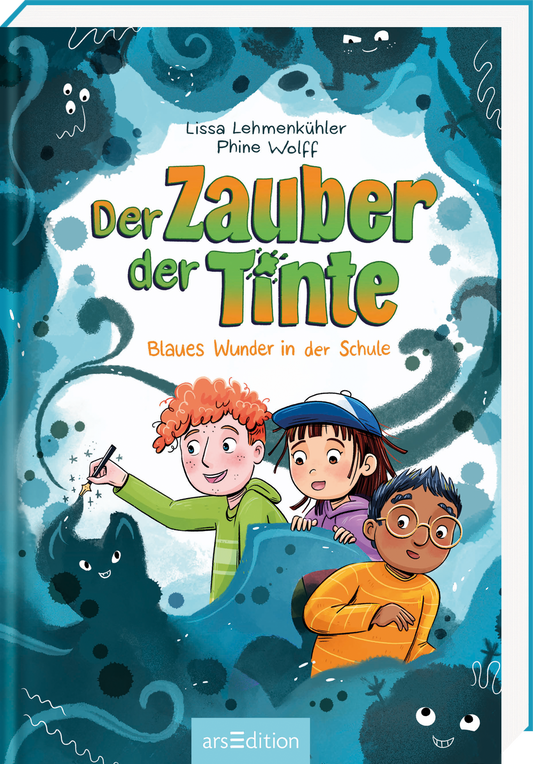 Das Buchcover „Der Zauber der Tinte – Blaues Wunder in der Schule“ zeigt drei Kinder auf einem farbenfrohen, aquamarinblauen Hintergrund. Die Titeltypografie ist in lebhaftem Grün und Orange gehalten, wodurch sie ins Auge fällt. Um die Kinder herum schwirren spielerisch gezeichnete Tintenfische und spritzende Tinte, die eine fantasievolle Atmosphäre schaffen. Oben stehen die Urhebernamen Lissa Lehmenkühler und Phine Wolff. Ganz unten mittig steht der Logoschriftzug von arsEdition.