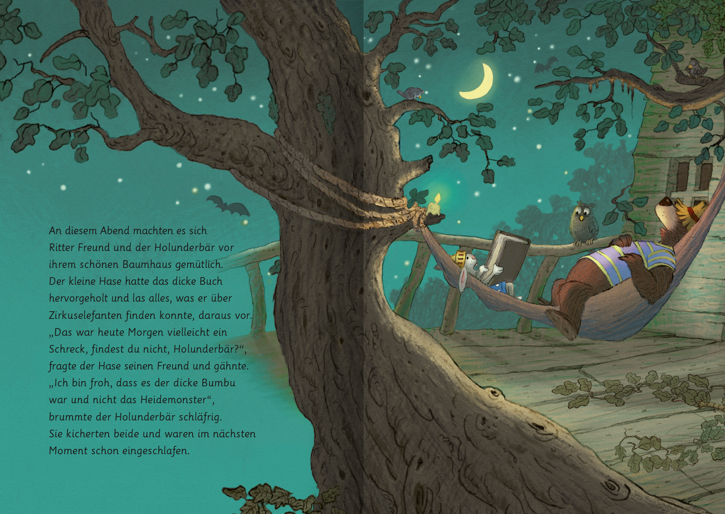 Gezeigt wird eine Innen- oder Zusatzansicht von „Hase und Holunderbär – Bärenstarke Freundschaftsgeschichten“. Auf der Illustration ruhen der Hase und der Holunderbär entspannt in einer Hängematte, umgeben von einem großen Baum und einer ruhigen Nachtlandschaft. Die Farben sind sanft, mit einem überwiegenden hellen Blau- und Grünton, und der Mond leuchtet sanft. Die Typografie ist verspielt und einladend, was die freundliche Atmosphäre der Geschichte unterstreicht.