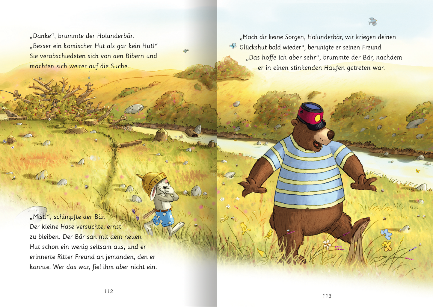 Gezeigt wird eine Innenansicht von „Hase und Holunderbär – Bärenstarke Freundschaftsgeschichten“. Auf der Doppelseite sind lebhafte Illustrationen zu sehen, die eine malerische Landschaft mit sanften Hügeln und einer bunten Blumenwiese zeigen. Im Vordergrund stehen der Hase, der einen gelben Hut trägt, und der bärige Freund, der ein gestreiftes blaues T-Shirt sowie eine Mütze aufhat. Die Schrift ist kindgerecht, gut lesbar und in freundlichen Farben gestaltet, während die...