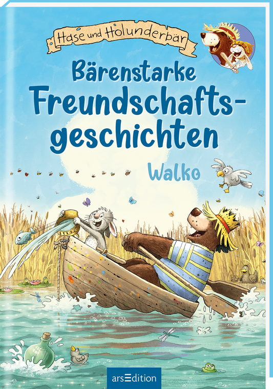Das Buchcover zeigt einen Bären und einen Hasen in einem Boot auf einem klaren Gewässer. Der Bär trägt einen Hut und lächelt freundlich, während der Hase neugierig nach vorne blickt. Um sie herum fliegen Vögel und es sind sanfte Wasserpflanzen im Vordergrund zu sehen. Der Titel „Bärenstarke Freundschaftsgeschichten“ ist in einer fröhlichen blauen Schrift gestaltet, während der Autor „Walko“ in kleinerer Schrift darunter steht. Ganz oben prangt das Banner „Hase und...