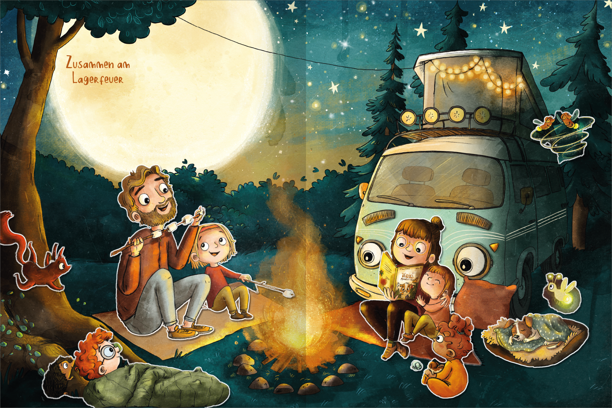 Gezeigt wird eine Innen- oder Zusatzansicht von „OTTO fährt los – Mein OTTO-Stickerbuch“. Die Szene zeigt eine gemütliche Lagerfeueratmosphäre in einem Wald mit einem strahlend vollen Mond im Hintergrund. Zwei Erwachsene und zwei Kinder entspannen um das Feuer, während im Vordergrund ein Wohnmobil steht. Die Illustration verwendet warme Farben wie Orange und Braun, die Geborgenheit ausstrahlen, und die Typografie ist liebevoll gestaltet, wobei der Text „Zusammen am Lagerfeuer“ in...