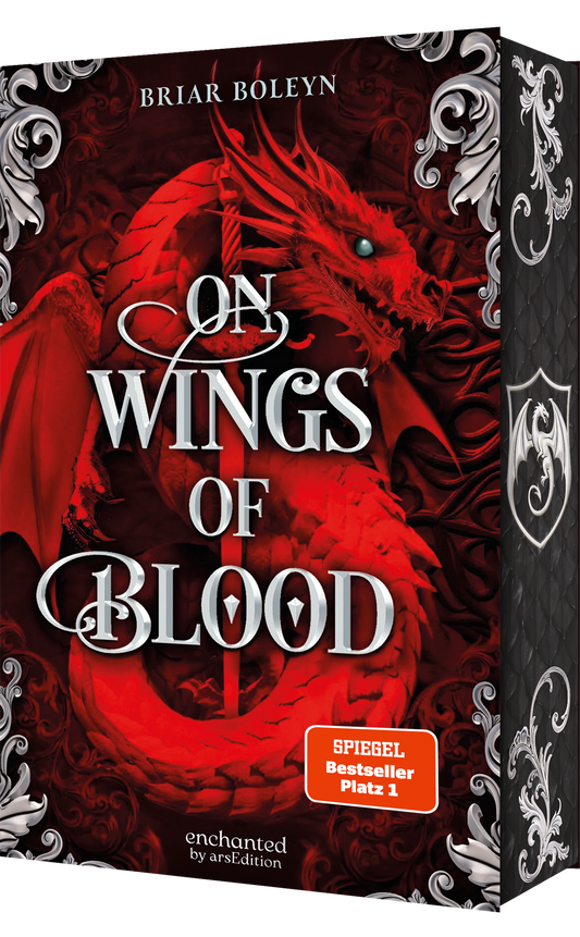 Das Buchcover zeigt einen eindrucksvollen roten Drachen auf einem dunklen, strukturierten Hintergrund. Die Farbgebung ist in kräftigen Rot- und Schwarztönen gehalten, was eine mystische und dramatische Atmosphäre erzeugt. Der Titel „On Wings of Blood“ ist in großen silbernen Buchstaben gestaltet, während der Name der Autorin Briar Boleyn oben platziert ist. Ein orangener Button mit dem Text „SPIEGEL-Bestseller Platz 1“ ist unten rechts platziert. Ganz unten mittig steht der...