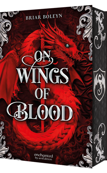 Auf dem Cover von „On Wings of Blood“ von Briar Boleyn dominiert ein lebendiger roter Drache, der majestätisch auf dunklem Hintergrund thront. Die Schriftzüge sind in eleganten, geschwungenen Schriftarten gehalten. Der Titel hebt sich in prägnantem Weiß hervor, während der Zusatz „enchanted“ kleiner und in Silber gehalten ist. Ornate Verzierungen umrahmen das Cover und verleihen ihm eine mystische Atmosphäre. Oben rechts befindet sich ein SPIEGEL-Bestseller-Button mit dem Text...