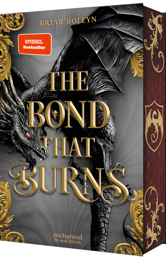Das Buchcover zeigt einen majestätischen schwarzen Drachen mit glühenden roten Augen und weit ausgebreiteten, schimmernden Flügeln. Der Titel „The Bond that Burns“ ist in großen goldenen Buchstaben geschrieben. Ganz oben steht der Name der Autorin Briar Boleyn. Im oberen Bereich befindet sich auch ein roter SPIEGEL-Bestseller-Button. Ganz unten mittig steht der Logoschriftzug von enchanted by arsEdition.