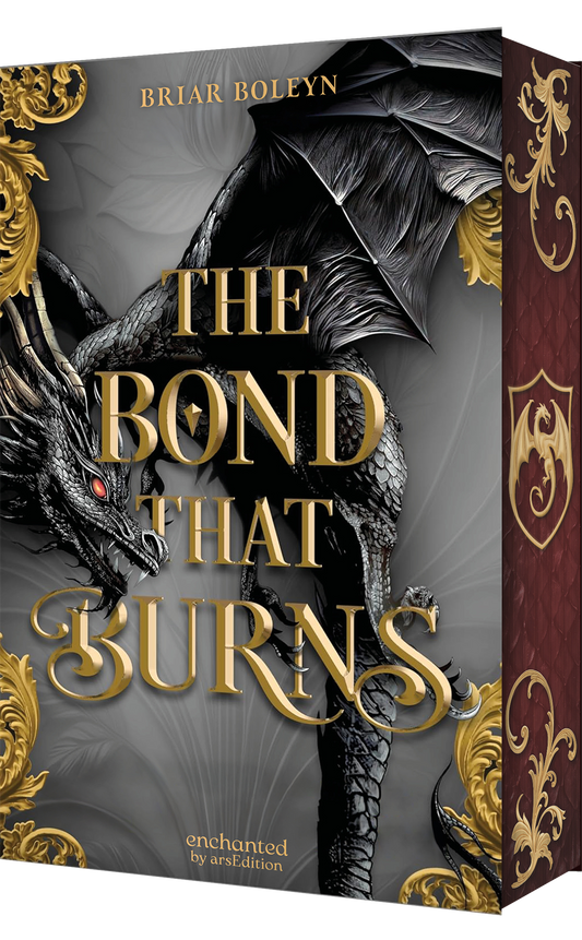 Das Buchcover zeigt einen großen Drachen in Schwarz und Grau, umrahmt von goldenen, barocken Verzierungen. Der Titel „THE BOND THAT BURNS“ ist in großen, eleganten goldenen Buchstaben mittig angeordnet, während der Autorenname Briar Boleyn oberhalb des Titels erscheint. Die düstere Atmosphäre des Covers wird durch die glühenden Augen des Drachen unterstrichen. Ganz unten mittig steht der Logoschriftzug von arsEdition.