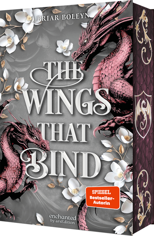 Das Buchcover zeigt zwei detailliert gestaltete Drachen in verschiedenen Rottönen, die vor einem dunklen, schlichten Hintergrund angeordnet sind. Umrahmt von zarten weißen Blüten strahlt das Cover eine mystische Atmosphäre aus. Der Name der Autorin Briar Boleyn steht ganz oben. Der Titel „THE WINGS THAT BIND“ ist in großen, eleganten Buchstaben in der Mitte platziert. In der unteren rechten Ecke befindet sich ein orangefarbener Button mit dem Text „SPIEGEL Bestseller-Autorin“. Ganz...
