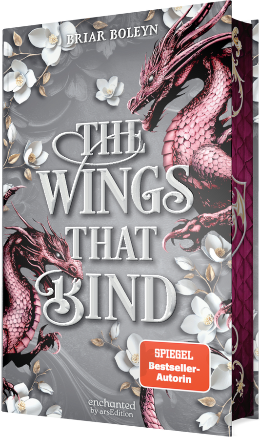 Grauer, ornamentaler Hintergrund, großformatiger weißer Serifentitel „THE WINGS THAT BIND“ in Relief, Autorenname Briar Boleyn oben. Zwei glänzend rosa-magenta Drachen umschlingen den Titel, flankiert von weißen Magnolien mit goldenen Staubfäden. Rechts eine burgunderfarbene Buchrückseite mit goldener Zier. Orangefarbener SPIEGEL-Bestseller-Button mit dem Text „SPIEGEL Bestseller-Autorin“. Atmosphäre episch, elegant und leicht düster. Ganz unten mittig steht der Logoschriftzug...