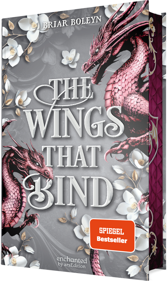 Auf grauem Hintergrund ein großes, ornamentales Cover mit zwei pinkfarbenen Drachen, rechts oben und links unten, umgeben von weißen Magnolienblüten. Titel „The Wings That Bind“ in großen weiß-grauen, reliefartigen Versalschrift, oben der Autorenname „Briar Boleyn“. Unten rechts ein oranger Button mit Text „SPIEGEL Bestseller“. Ganz unten mittig steht der Logoschriftzug von arsEdition.