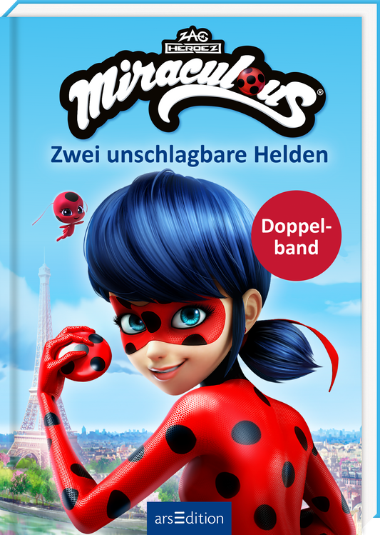 Das Buchcover zeigt eine dynamische, comicartige Illustration eines Mädchens mit blauen Haaren und einem roten Punktkostüm, das fröhlich blickt. Im Hintergrund ist die Pariser Skyline mit dem Eiffelturm zu erkennen. Der Titel „Miraculous – Zwei unschlagbare Helden“ ist in großen, geschwungenen Buchstaben in Schwarz auf einem weißen Hintergrund gesetzt. Rechts oben befindet sich ein roter, runder Button mit dem Text „Doppelband“. Ganz unten mittig steht der Logoschriftzug von...
