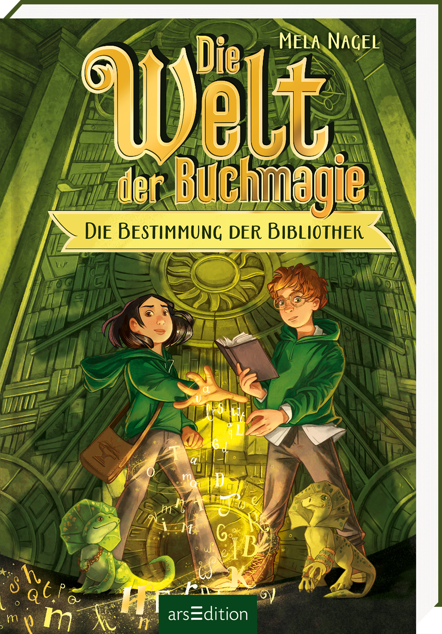 Das Buchcover zeigt einen Jungen und ein Mädchen in lässiger Kleidung, die in einer magischen Bibliothek stehen, umgeben von grünen und goldenen Farben. Der Titel „Die Welt der Buchmagie“ ist in geschwungener, gelber Schrift platziert, während der Untertitel „Die Bestimmung der Bibliothek“ darunter in einer anderen Schrift erscheint. Der Name der Autorin Mela Nagel steht ganz oben. Im Hintergrund erkennt man geheimnisvolle Regale und mystische Kreaturen. Ganz unten mittig steht der...