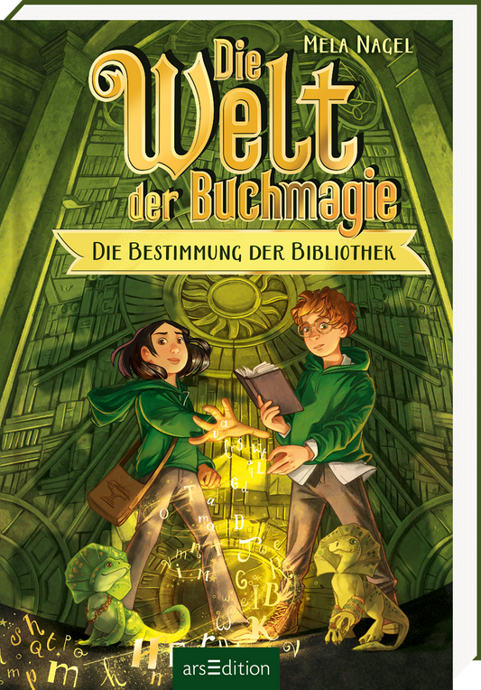 Das Buchcover zeigt einen Jungen und ein Mädchen in lässiger Kleidung, die in einer magischen Bibliothek stehen, umgeben von grünen und goldenen Farben. Der Titel „Die Welt der Buchmagie“ ist in geschwungener, gelber Schrift platziert, während der Untertitel „Die Bestimmung der Bibliothek“ darunter in einer anderen Schrift erscheint. Der Name der Autorin Mela Nagel steht ganz oben. Im Hintergrund erkennt man geheimnisvolle Regale und mystische Kreaturen. Ganz unten mittig steht der...