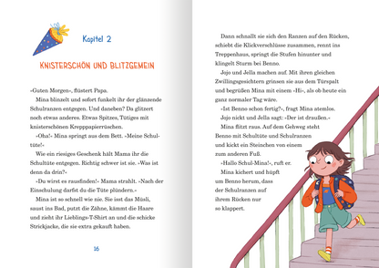 Gezeigt wird eine Innen- oder Zusatzansicht von „Mit Wumms in die Schule“. Die Seite zeigt einen illustrierten Textbereich mit farbigen Kapiteltitel „Kapitel 2“ in verspielter Typografie und einer Darstellung des Charakters Mina, die fröhlich mit einem Ranzen ausgestattet die Treppe hinunterläuft. Der Hintergrund ist hell und freundlich, mit einer großen Illustration von Mina, die einen bunten Schulranzen trägt und einen lebhaften Gesichtsausdruck hat. Der Text ist in gut lesbarer...