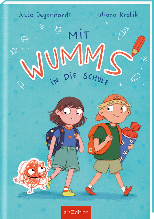Das Buchcover von "Mit Wumms in die Schule" von Jutta Degenhardt und Juliana Kralik zeigt zwei fröhliche Kinder, die auf dem Weg in die Schule sind. Die Farbgebung ist hellblau und vermittelt eine freundliche Atmosphäre. Das Mädchen links hat dunkle Haare und trägt einen blauen Schulranzen. An ihrer Hand geht ein kleines, rundes Wesen, das fröhlich grinst. Der Junge rechts trägt auch einen Schulranzen und dazu noch eine Schultüte. Ganz unten mittig steht der Logoschriftzug von...